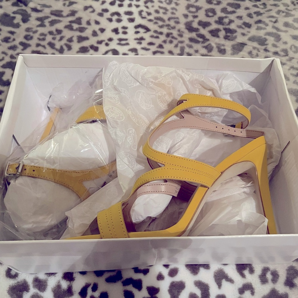 Steve Madden yellow heels strap around ankles size 9 new excellent condition
